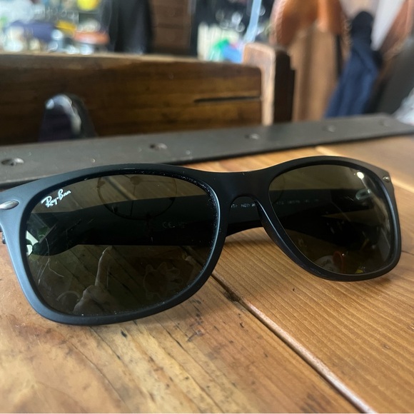 Ray ban New Wayfarer Sunglasses ( Matte Black frame ) - Picture 4 of 9